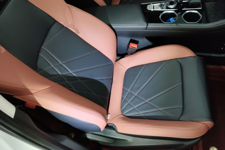 长安 逸动 2024款 PLUS 蓝鲸NE 1.4T GDI DCT高能版局部细节41