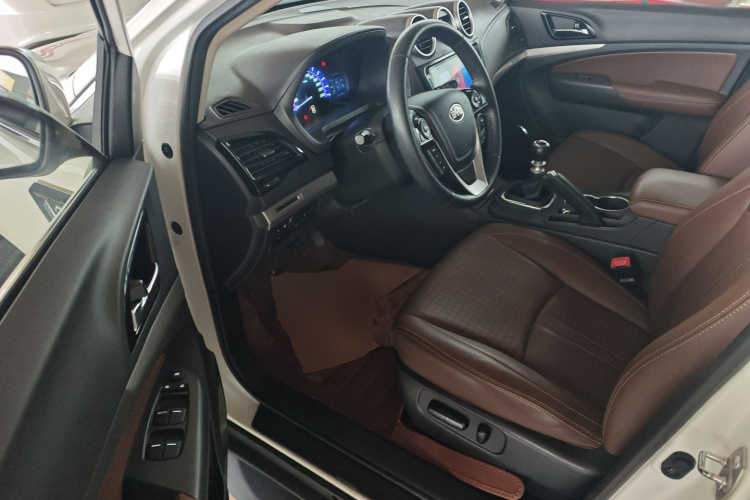 比亚迪S7 2015款 1.5T 升级版 手动尊贵型中控内饰20