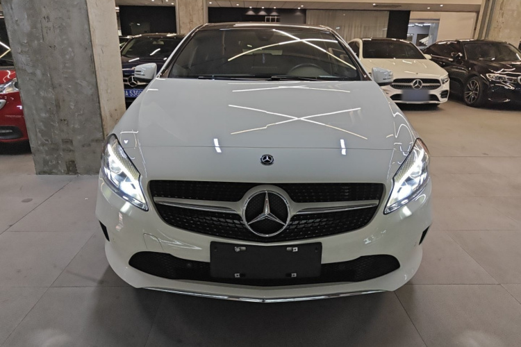 奔驰A级(进口) 2018款 A 200 动感型车身外观2