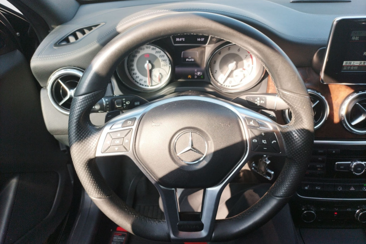 奔驰GLA 2015款 GLA 260 4MATIC 运动型中控内饰13