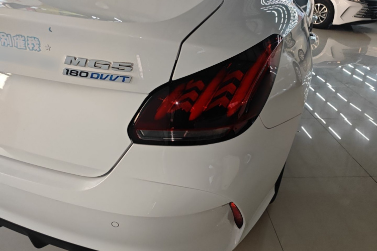 名爵 MG5 2023款 180DVVT CVT豪华版车身外观9
