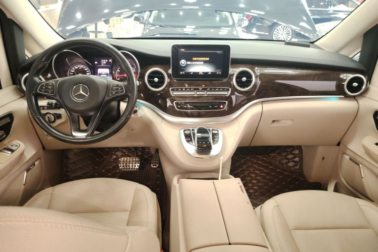 奔驰V级 2016款 V 260 L 尊贵加长版中控内饰12