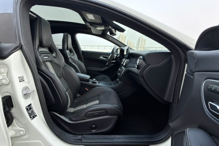 奔驰CLA 2017款 CLA 220 4MATIC 极地限量版中控内饰7009