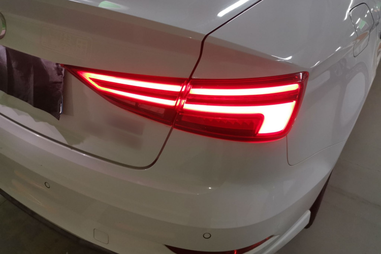 奥迪A3 2018款 30周年年型 Limousine 35 TFSI 时尚型车身外观9