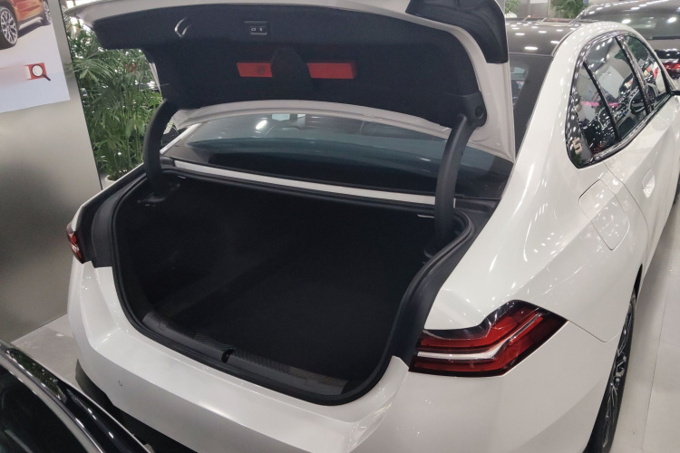 宝马5系 2024款 530Li 领先型 M运动套装机舱底盘23