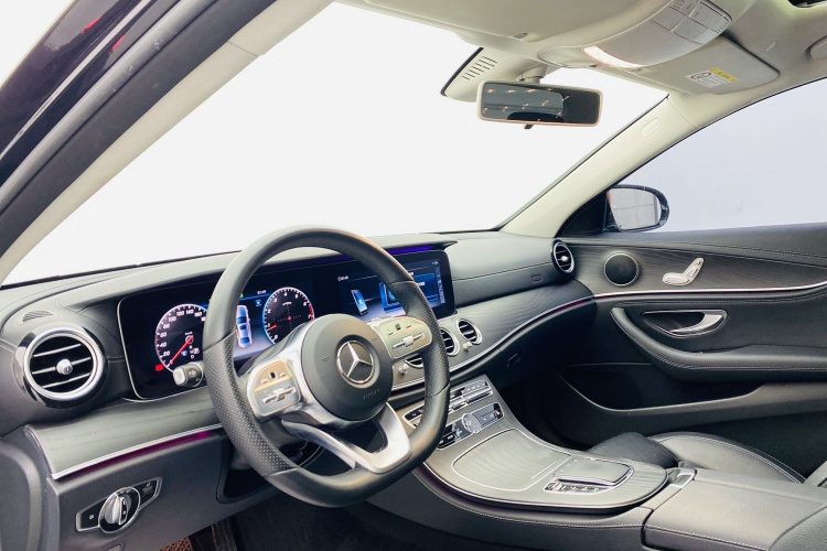 奔驰E级 2019款 E 260 L 运动型中控内饰7001