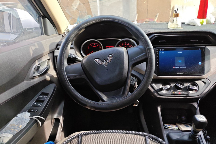 五菱汽车 五菱宏光 2019款 1.5L S标准型国VI LAR中控内饰13