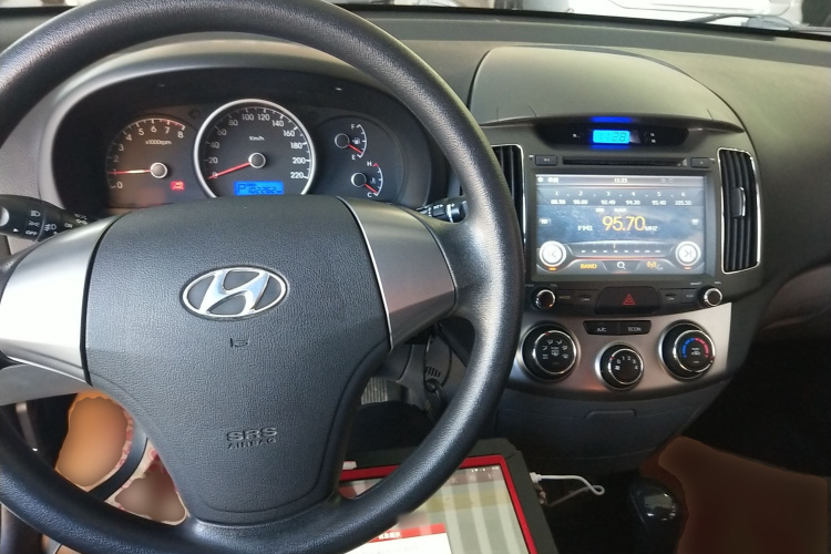 现代 悦动 2011款 1.6L 自动舒适型中控内饰12