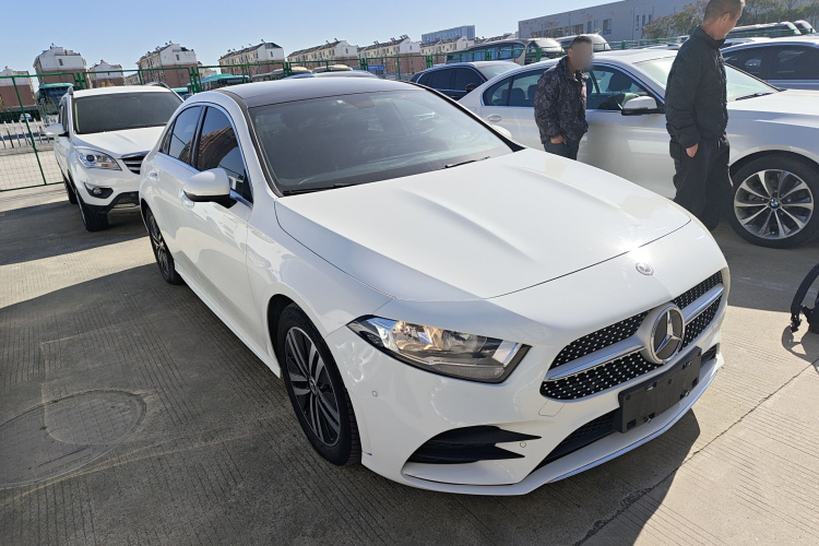 奔驰A级 2019款 A 180 L 运动轿车车身外观3