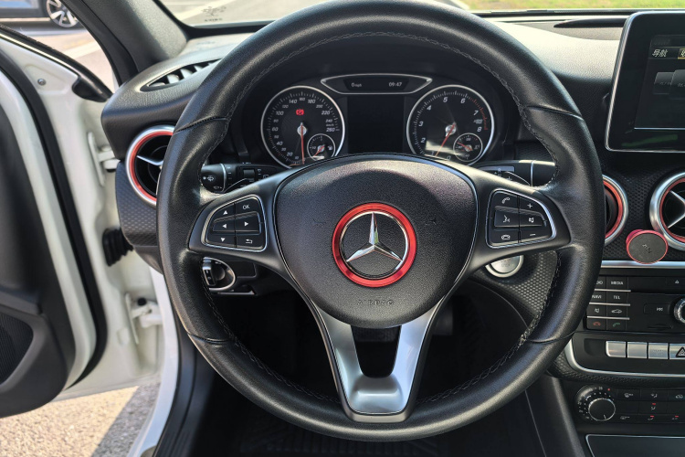 奔驰A级(进口) 2017款 改款 A 200 动感型中控内饰7002