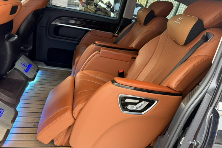 奔驰V级 2018款 V 260 领航版 国VI中控内饰7008