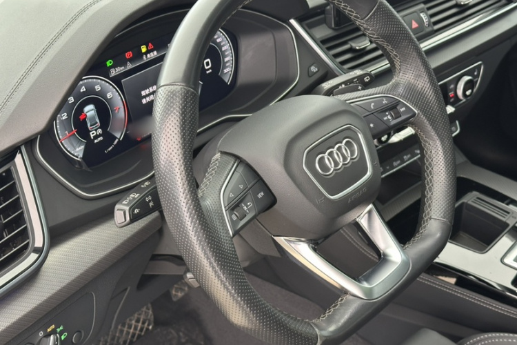 奥迪Q5L 2022款 改款 45T 豪华动感型局部细节9008