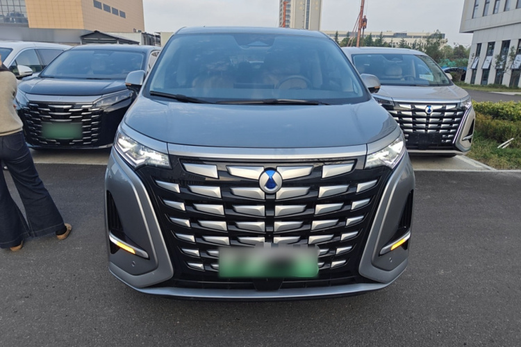 腾势D9 2022款 DM-i 945 豪华型车身外观2