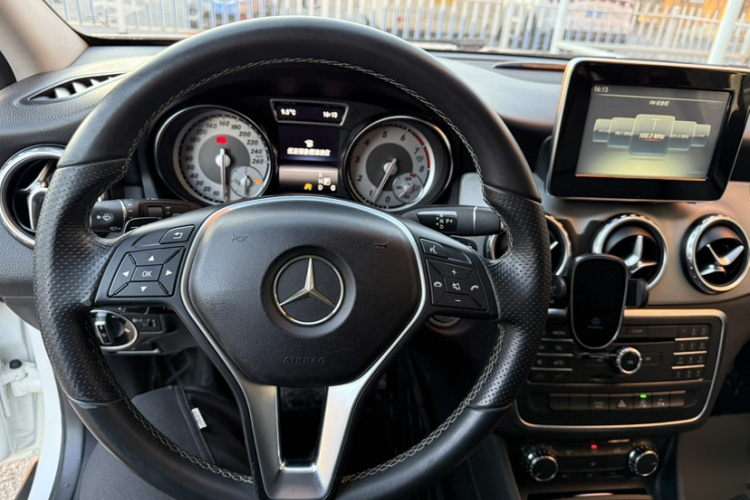 奔驰GLA 2016款 GLA 200 动感型中控内饰7001