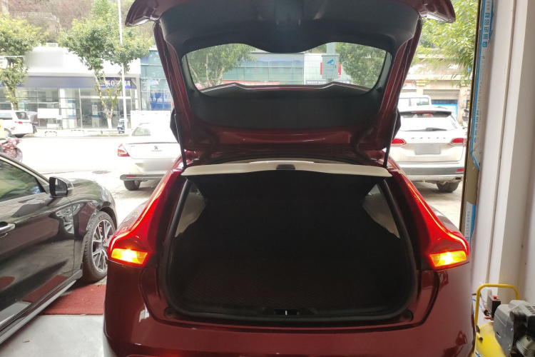 沃尔沃V40 2015款 1.6T 智雅版机舱底盘23