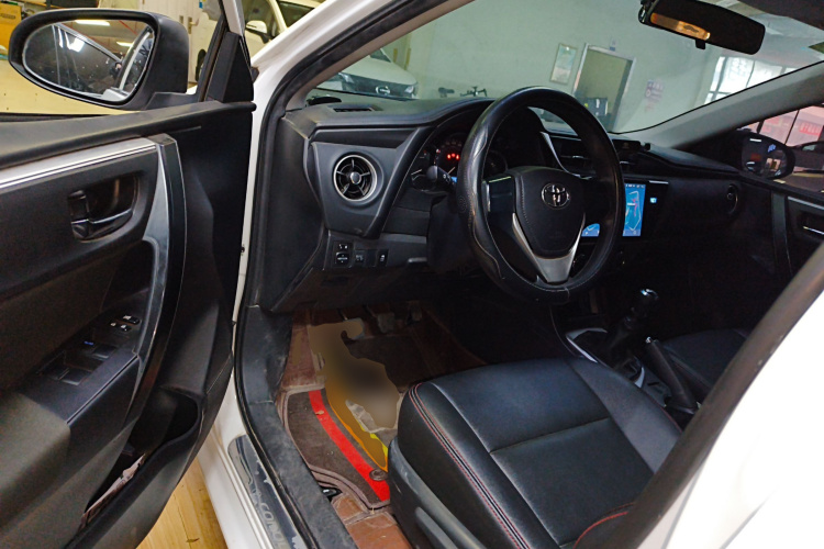 丰田 卡罗拉 2017款 改款 1.2T 手动GL中控内饰7003