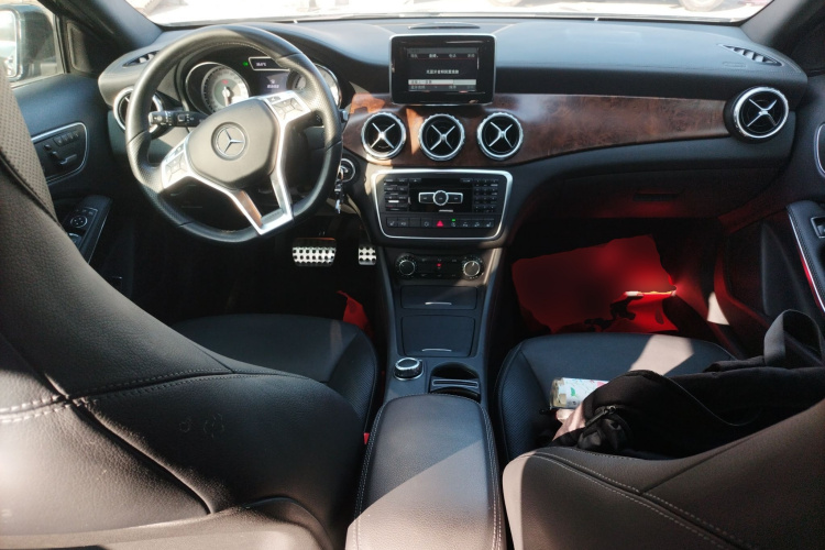 奔驰GLA 2015款 GLA 260 4MATIC 运动型中控内饰12