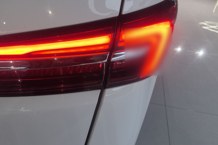 别克GL8 2021款 陆上公务舱 652T 豪华型车身外观9