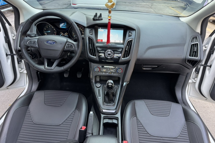 福特 福克斯 2017款 三厢 1.6L 手动风尚型智行版中控内饰7003