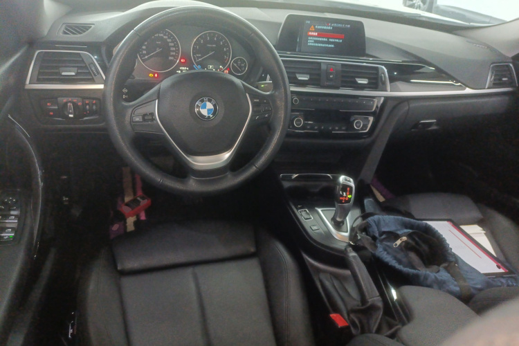 宝马3系GT 2019款 320i 时尚型中控内饰12