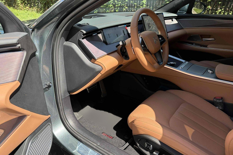 比亚迪 汉L 2025款 DM-p 四驱激光雷达旗舰型中控内饰7011