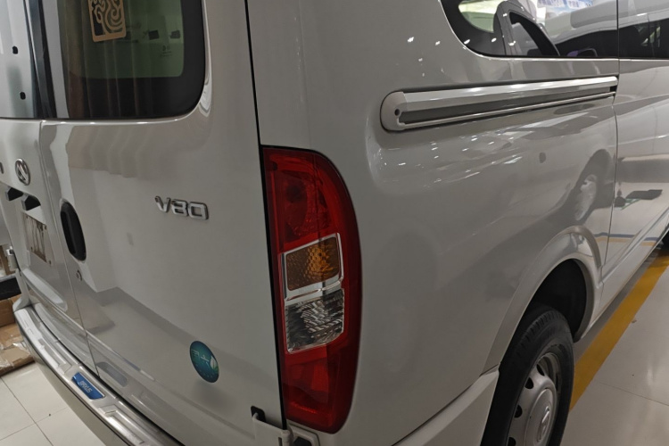 上汽大通MAXUS 新途V80 2023款 2.0T AMT经典傲运通短轴中顶5/6座车身外观6006