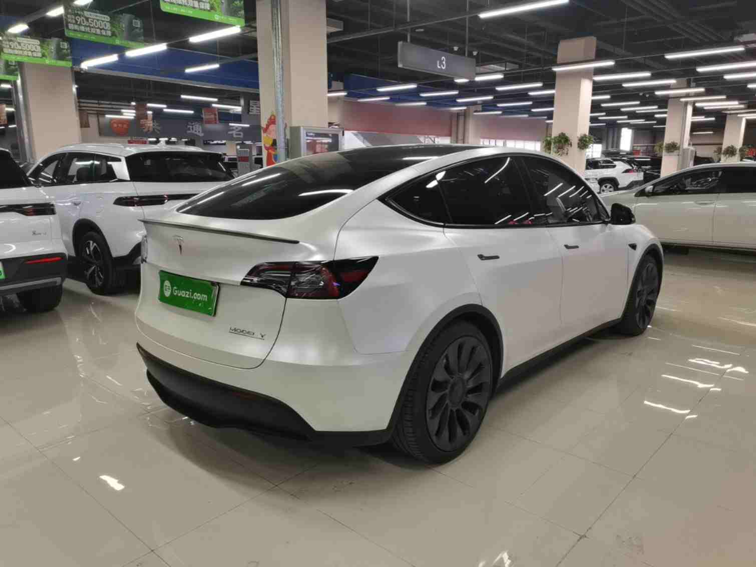 车辆右后45度外观展示