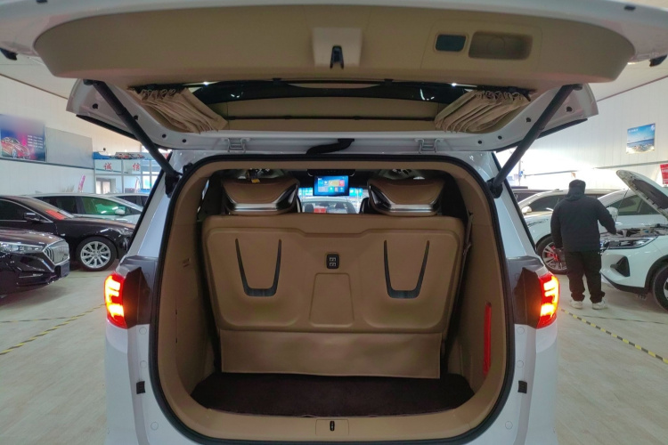 别克GL8 2018款 ES 28T 旗舰型 国VI机舱底盘23