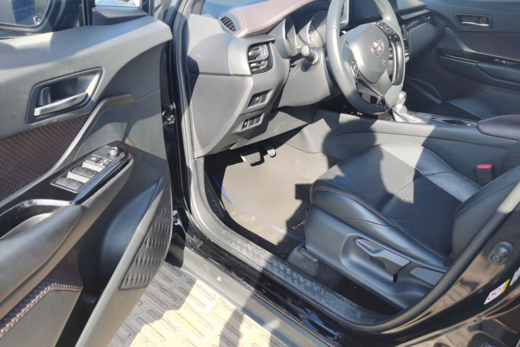 丰田C-HR 2018款 2.0L 旗舰版 国V中控内饰20