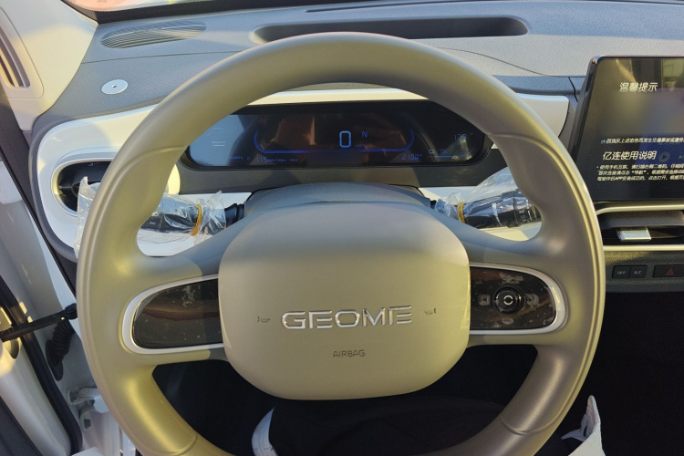 吉利银河 2025款 210km 熊猫骑士中控内饰13