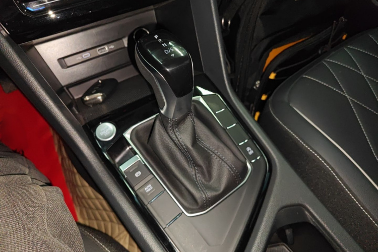 大众 途观L 2025款 出众款 300TSI 自动两驱龙腾版局部细节18