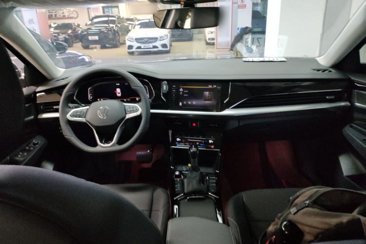 大众 帕萨特 2025款 出众款 380TSI 星空龙腾版中控内饰7002