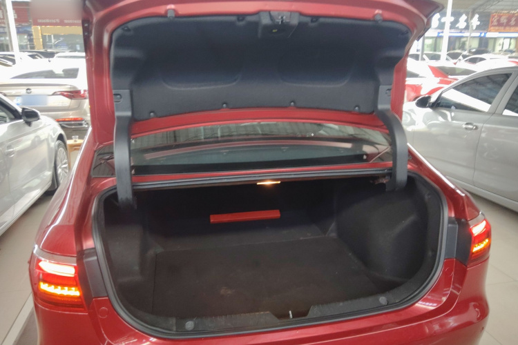 广汽传祺 传祺GA6 2019款 270T 自动豪华版机舱底盘23