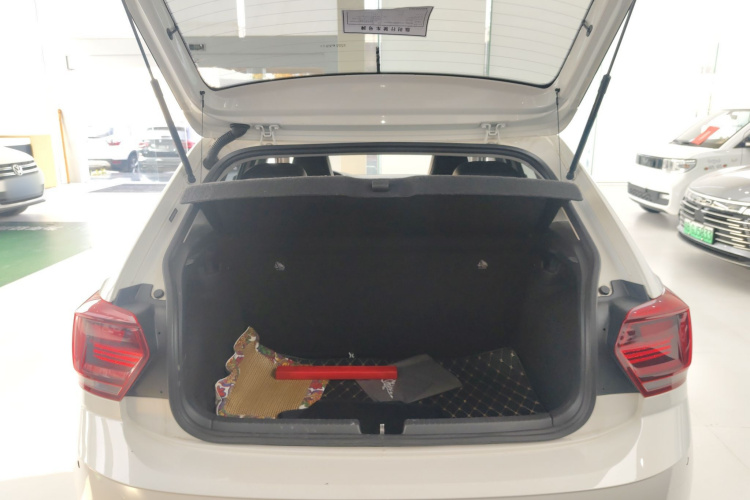 大众 Polo 2021款 Plus 1.5L 自动炫彩科技版机舱底盘23