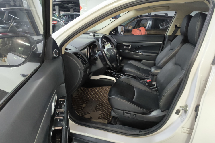 三菱 劲炫ASX 2018款 2.0L CVT两驱尊享版中控内饰20