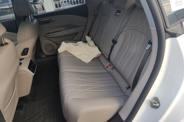 吉利银河 银河星耀8 2025款 130km EM-i 尊享版中控内饰21