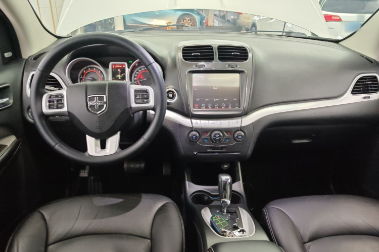 道奇 酷威  2.4L 两驱旅行版中控内饰12