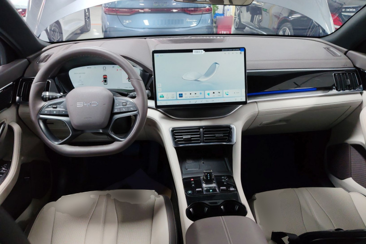 比亚迪 宋PLUS新能源 2025款 EV 520km 尊贵型中控内饰7002