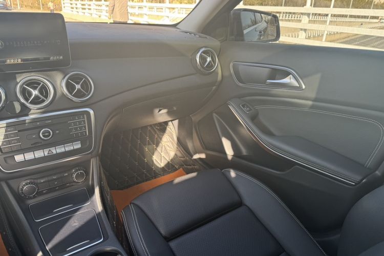 奔驰GLA 2017款 GLA 200 时尚型中控内饰7009