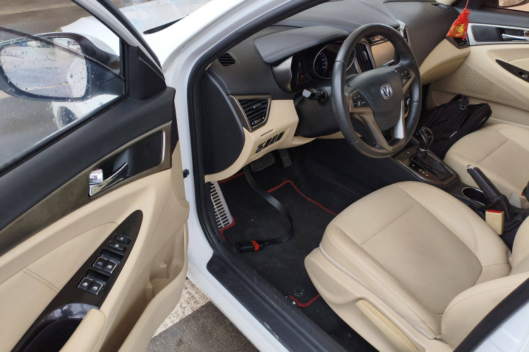 长安 逸动 2016款 1.6L 自动风尚型中控内饰20