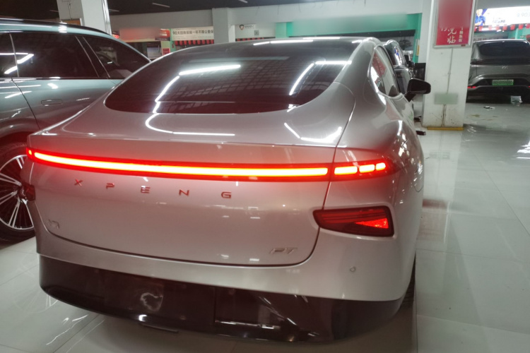 小鹏P7 2022款 670N+车身外观6005