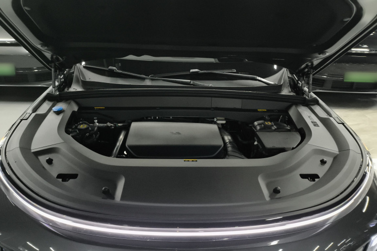 理想汽车 理想L9 2025款 Ultra 智能焕新版机舱底盘24