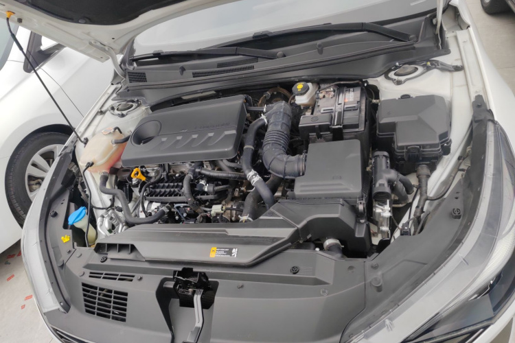 现代 伊兰特 2022款 240TGDi DCT LUX尊贵版机舱底盘24