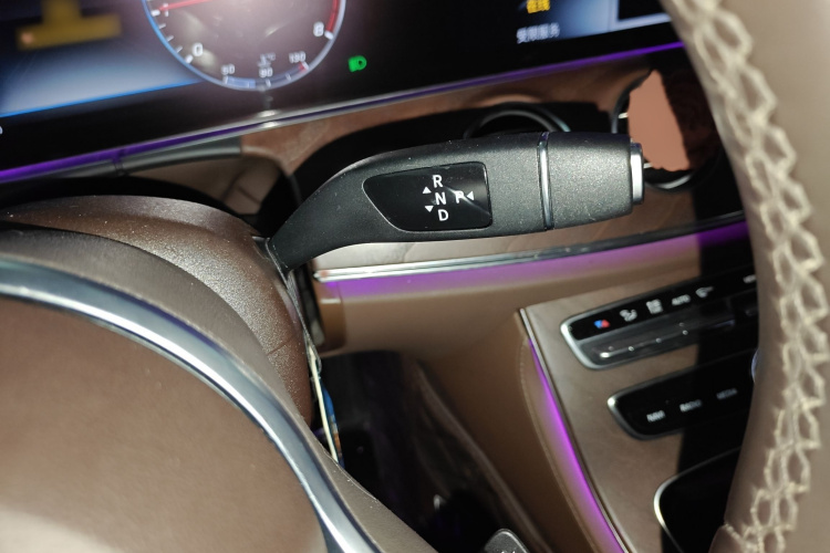 奔驰E级 2020款 改款 E 300 L 殊享版局部细节18