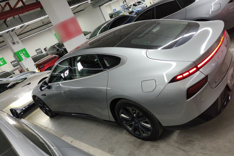 小鹏P7 2022款 625E车身外观4