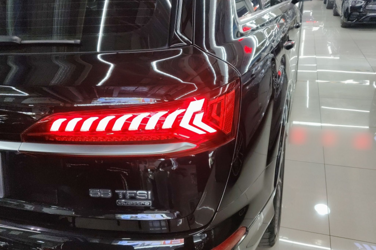 奥迪Q7 2023款 55 TFSI quattro S line运动型车身外观9