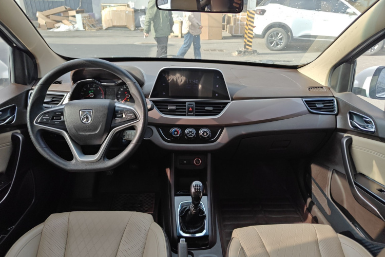 宝骏310W 2017款 1.5L 手动时尚型 国V中控内饰12