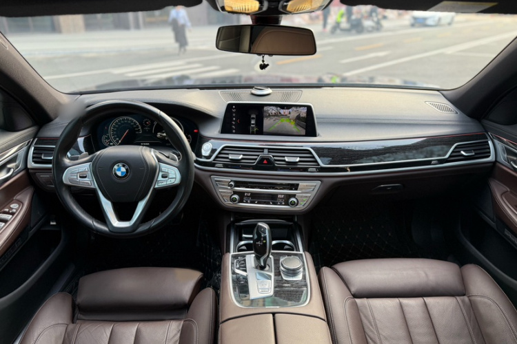 宝马7系 2018款 730Li 领先型 M运动套装中控内饰7011