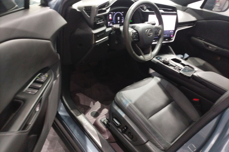 雷克萨斯RZ 2023款 450e 四驱纵享版中控内饰20