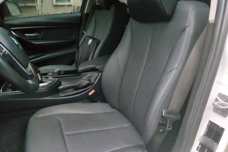 宝马3系 2017款 318i 时尚型局部细节19